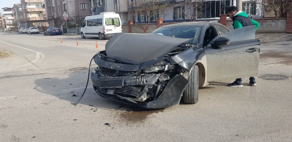 2 otomobilin çarpışma sonucu 1 kişi yaralandı