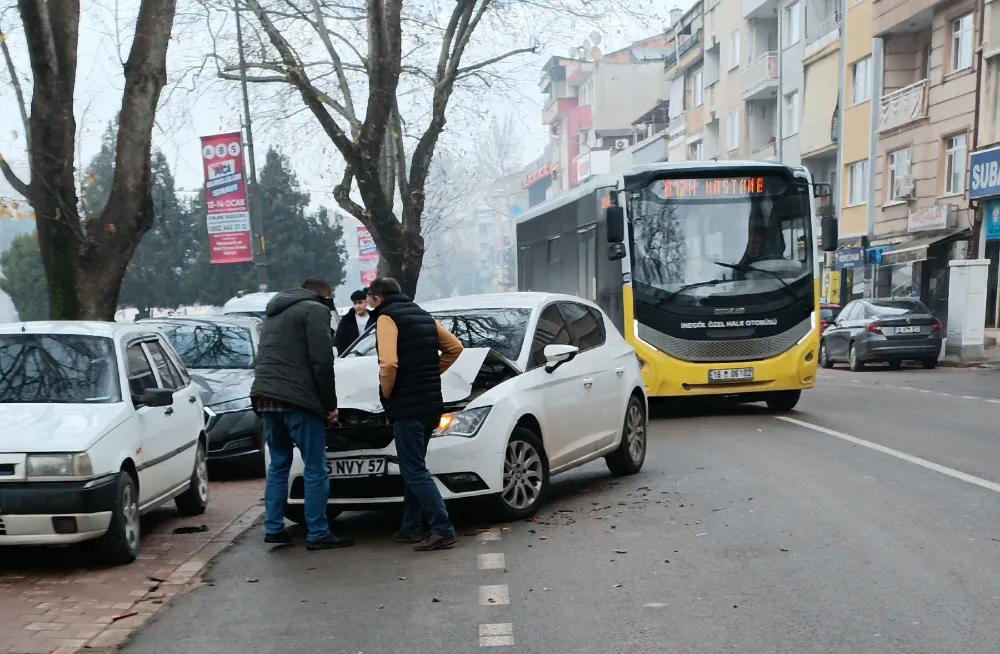 Kamyoneti ile çarpışan otomobildeki çocuk yaralandı