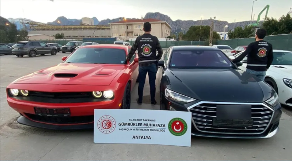 Gümrük muhafaza ekipleri 187  milyon liralık 15 kaçak lüks  otomobile el koydu