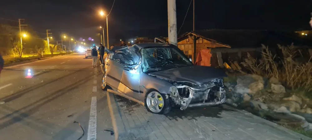 Elektrik direğine çarpan otomobilin sürücüsü yaralandı