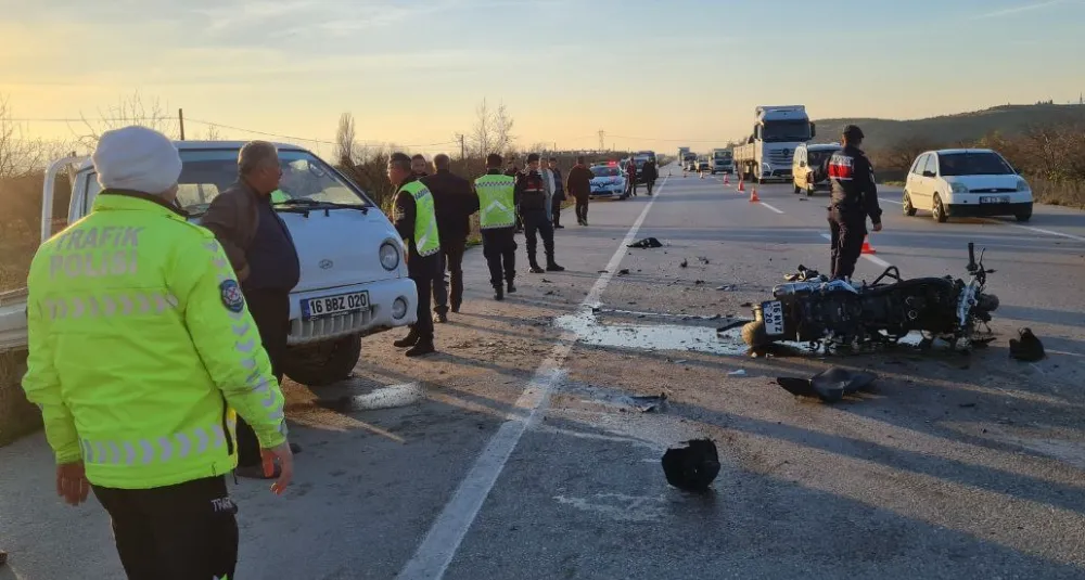 Kamyonete arkadan çarpan motosiklet sürücüsü öldü