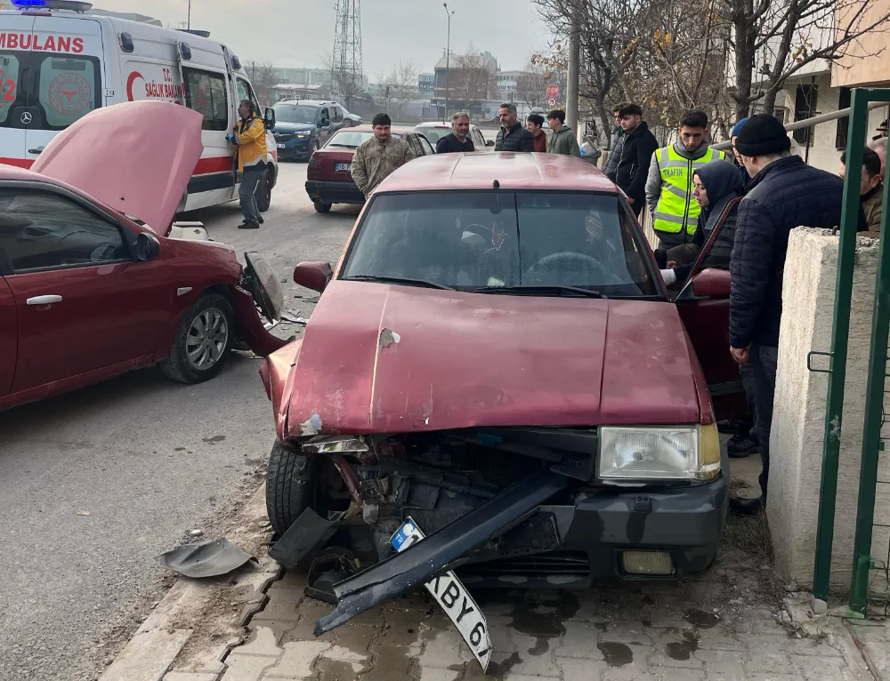 Park halindeki araçlara çarpan sürücü yaralandı