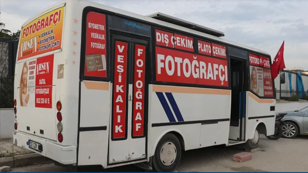 Depremde iş yeri yıkılan  fotoğrafçı, stüdyoya  dönüştürdüğü midibüste işini sürdürüyor