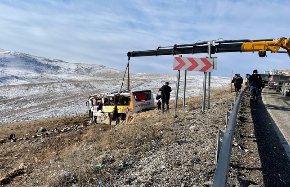 Otobüs kazasında 8 kişi hayatını kaybetti 35 kişi yaralandı