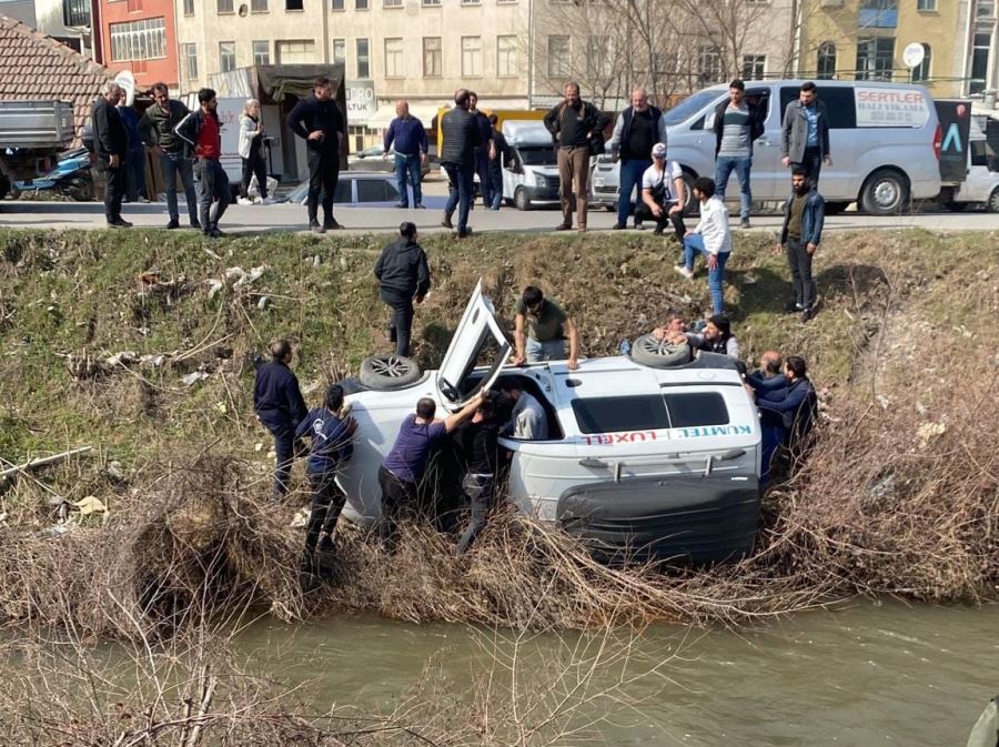 Ağaç işleri sanayi mevkiinde kontrolden çıkan araç dereye uçtu