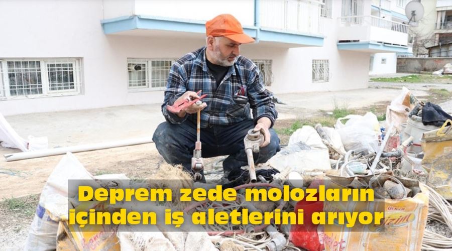 Deprem zede molozların içinden iş aletlerini arıyor