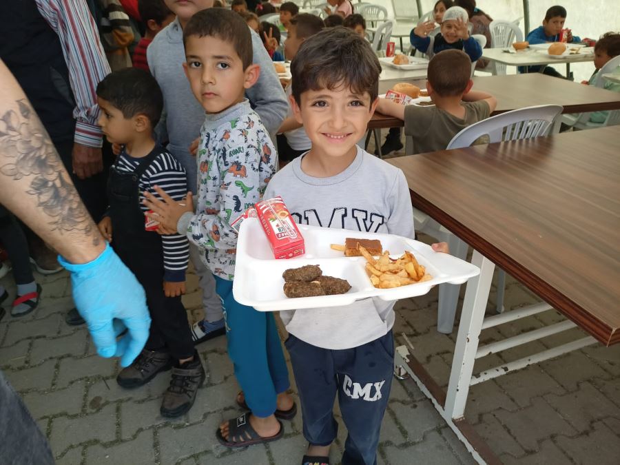 Küçük depremzedelere erken iftar