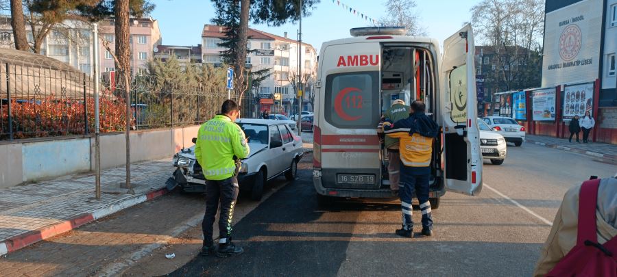 Park halindeki kamyonete arkadan çarpan otomobil sürücüsü yaralandı