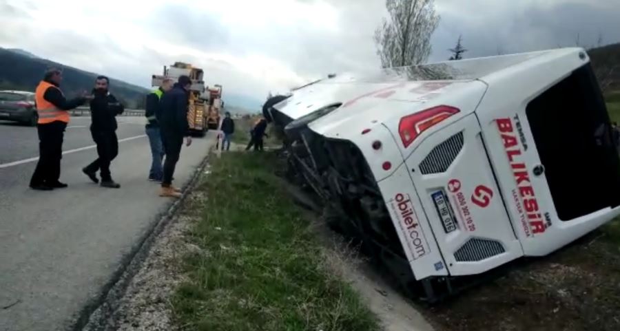 Su kanalına yan yatan otobüs şoförünün durumu ağır