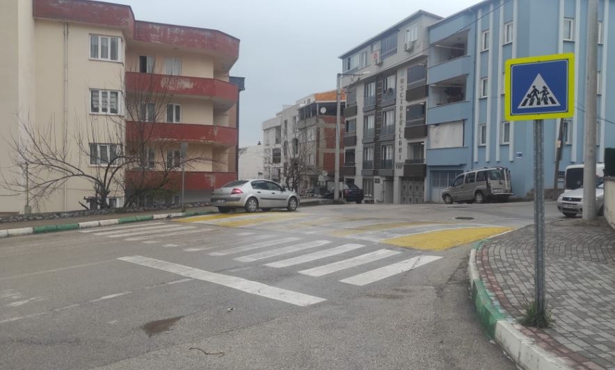 Yaya geçidinde servis aracının altında kalan öğrenci hayatını kaybetti