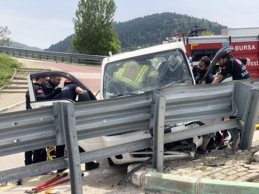 Bariyerlere çarpan kamyonetin sürücüsü yaralandı