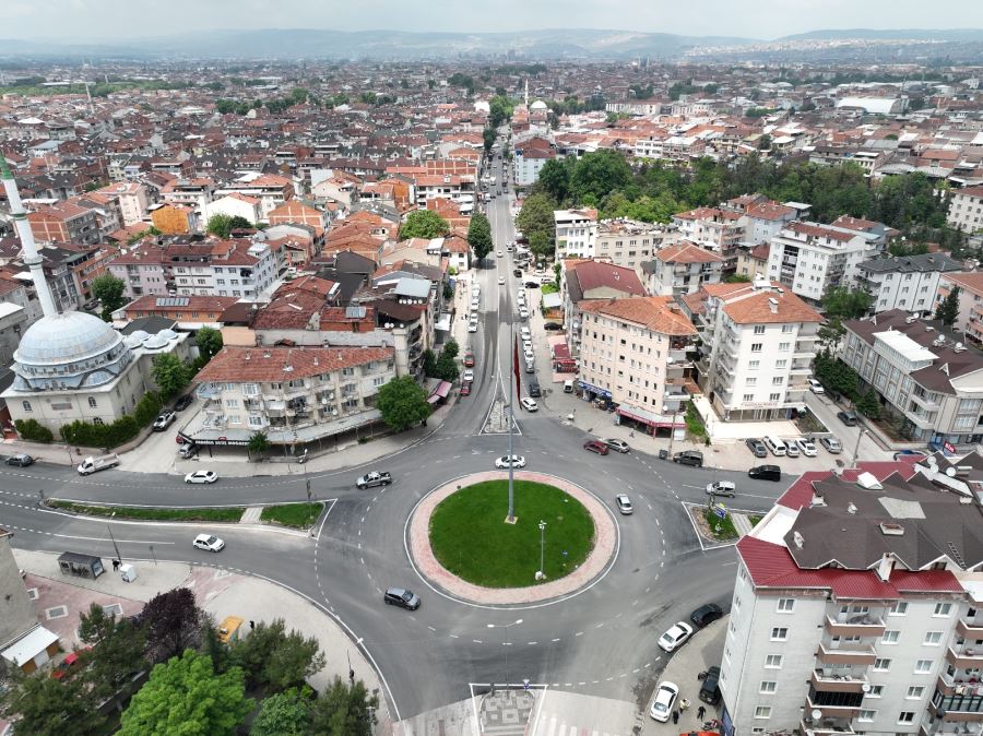 Büyükşehir Belediyesi İnegöl ilçe merkezinde 5 caddede toplam 6900 metrelik yolda asfaltlama yaptı