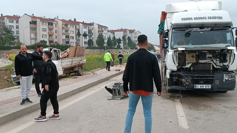 İnegöl’de tırın biçtiği kamyonetteki 1 kişi yaralandı