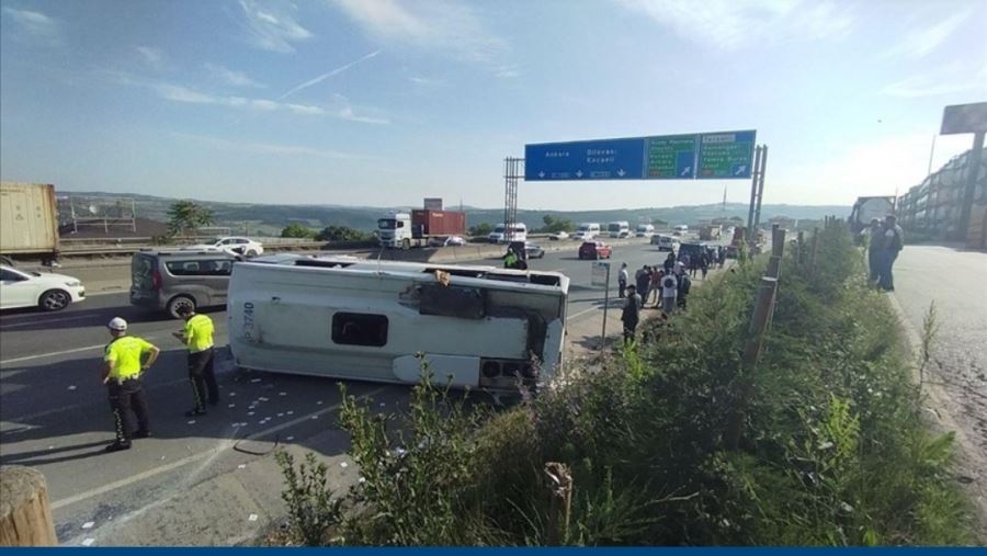 Tıra çarparak  devrilen servis aracındaki 13 işçi  yaralandı