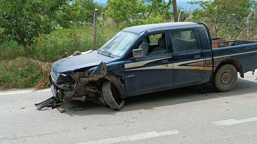 Kamyon ile kamyonet çarpıştı Kaza da 1 kişi yaralandı