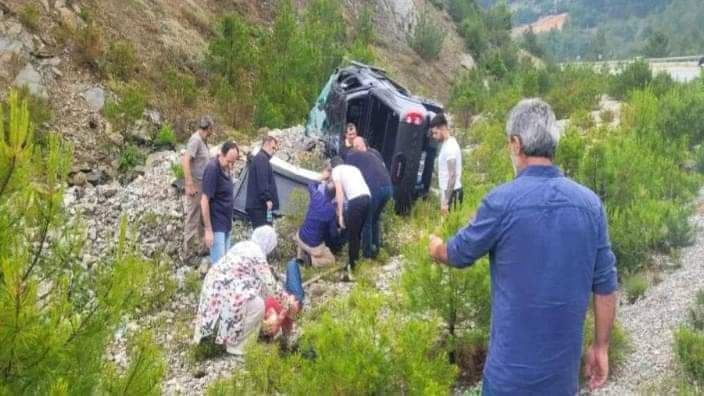 Eski Ekonomi Bakanı Nihat  Zeybekci, trafik kazasında  yaralandı