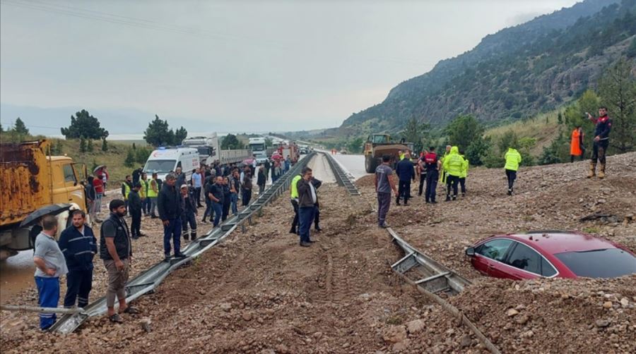 Heyelanda iki  araç toprak altında kaldı