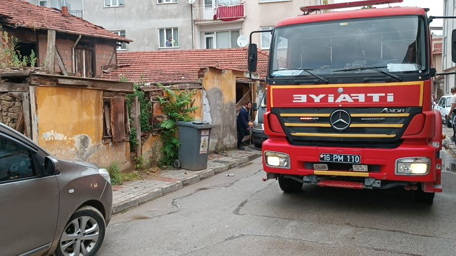 Yanan metruk binayı itfaiye ekipleri kontrol altına aldı