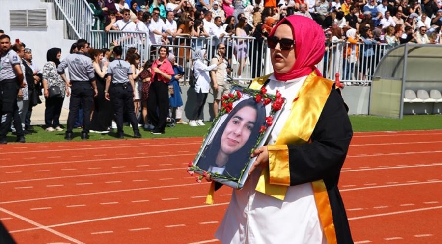 Mezuniyet töreninde öğrenciler  depremde hayatını kaybeden arkadaşlarının fotoğrafıyla  yürüdü