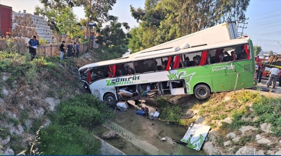 Yolcu otobüsünün kamyonla çarpışması sonucu 1 kişi hayatını kaybetti, 28 kişi yaralandı.