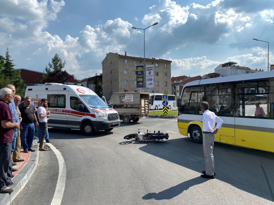 Halk Otobüsü ile motosikletin karıştığı kazada 1 kişi yaralandı