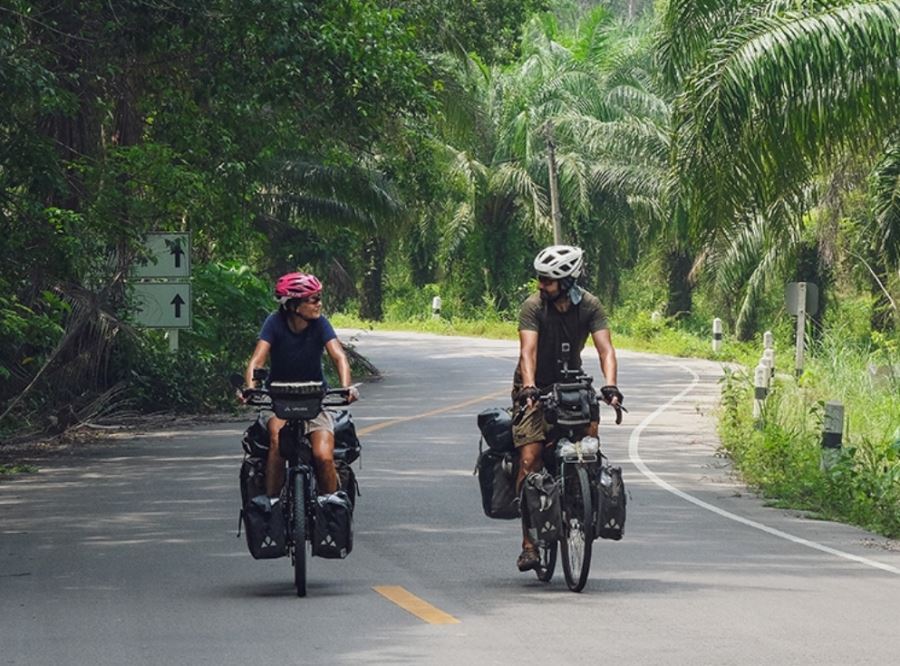 Bisikletle dünya turuna çıkan  çift, 12 bin kilometre pedal  çevirerek 12 ülke gezdi