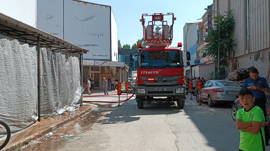 Dumanı gören itfaiye ekipleri ihbar gelmeden yangına müdahale etti 