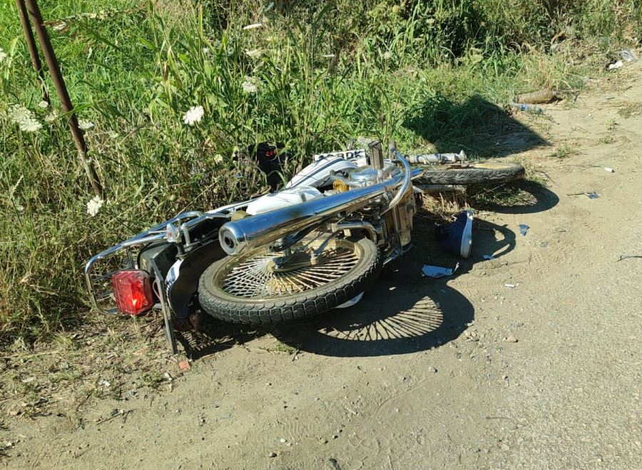 Kamyonete çarpan motosikletin ağır yaralanan sürücüsü hastanede hayatını kaybetti