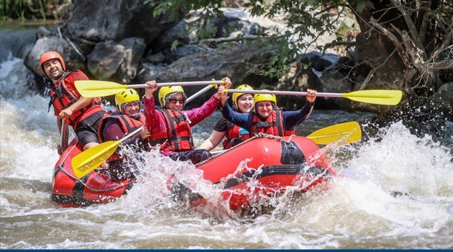 Bursalı kadınlar yöresel  kıyafetleriyle rafting yaptı