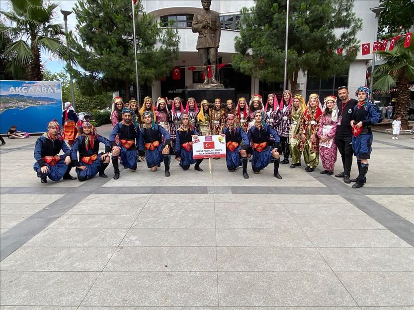 İnegöl Belediyesi Halk Dansları Topluluğu Akçaabat Festivaline Renk Kattı