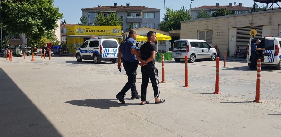 Çocuk parkında alkol içen kişiler polise Zorluk çıkardı