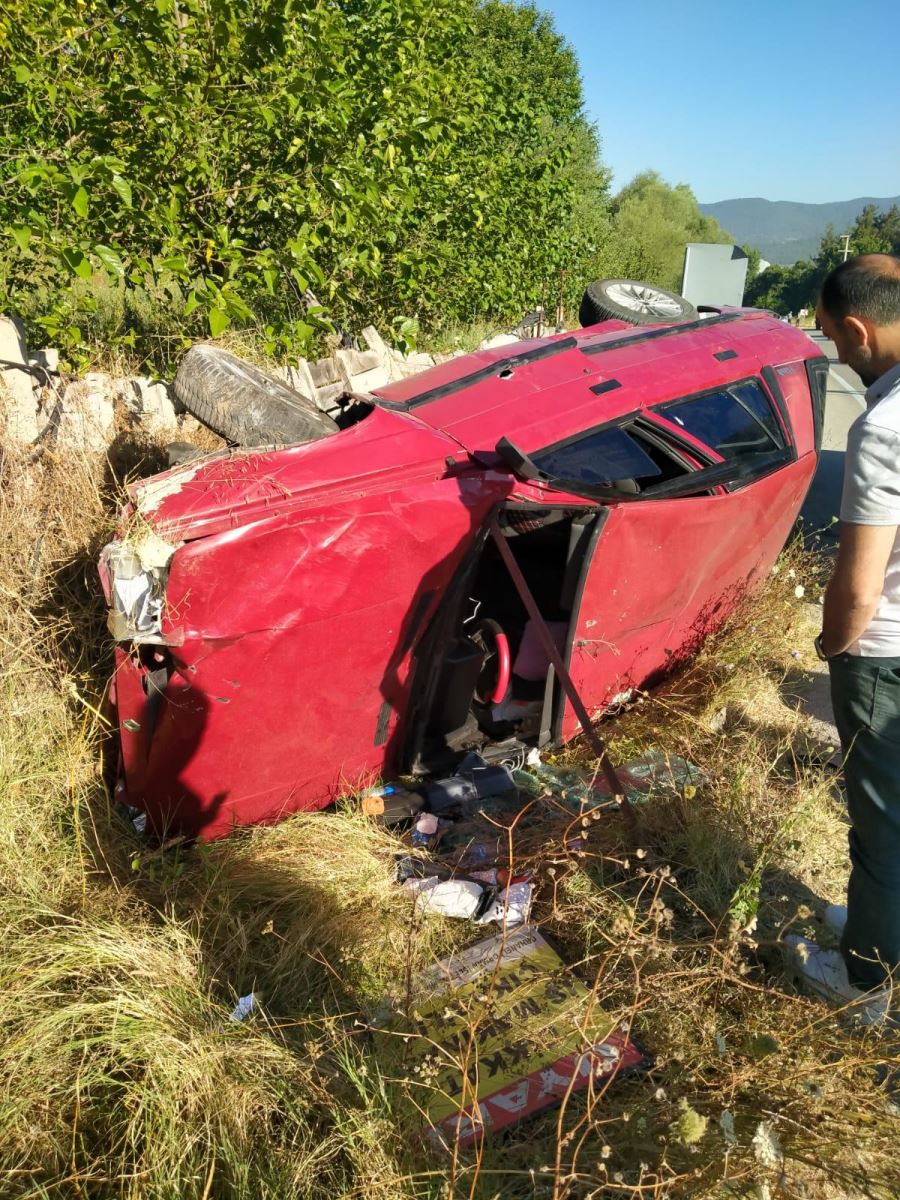 İstinat duvarına çarpan otomobildeki 2 kişi yaralandı