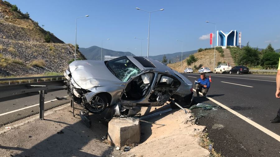 Bariyerlerde askıda kalan otomobilde 2 kişi yaralandı