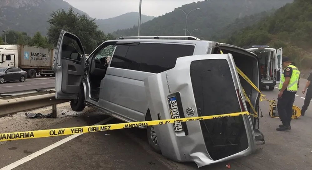 Düğün dönüşü trafik kazasında 1 kişi öldü, 13 kişi  yaralandı