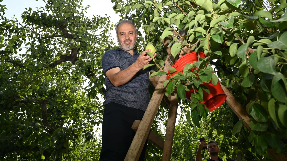 Başkan Aktaş’tan çiftçiye tarlada ziyaret