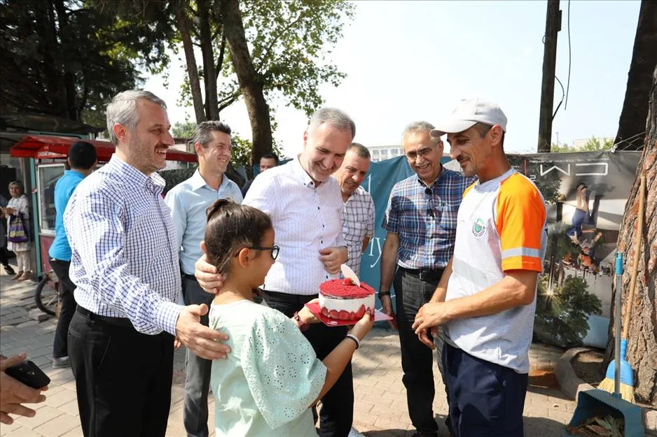 Temizlik Personeline Sürpriz Doğum Günü Kutlaması