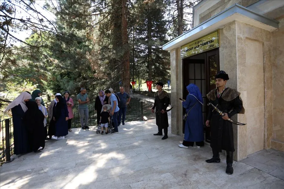 Turgut Alp Türbe Gezileri Başladı