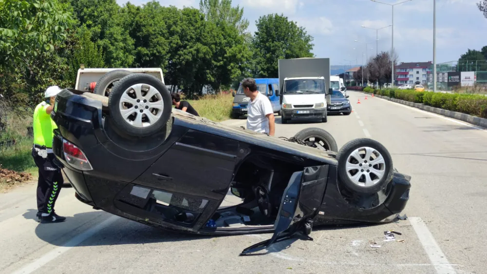 Takla atarak karşı şeride geçen otomobildeki 3 kişi yaralandı