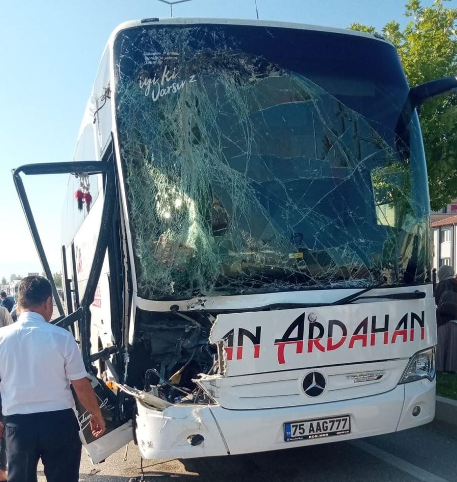 İnegöl girişinde yolcu otobüsü kamyona çarptı