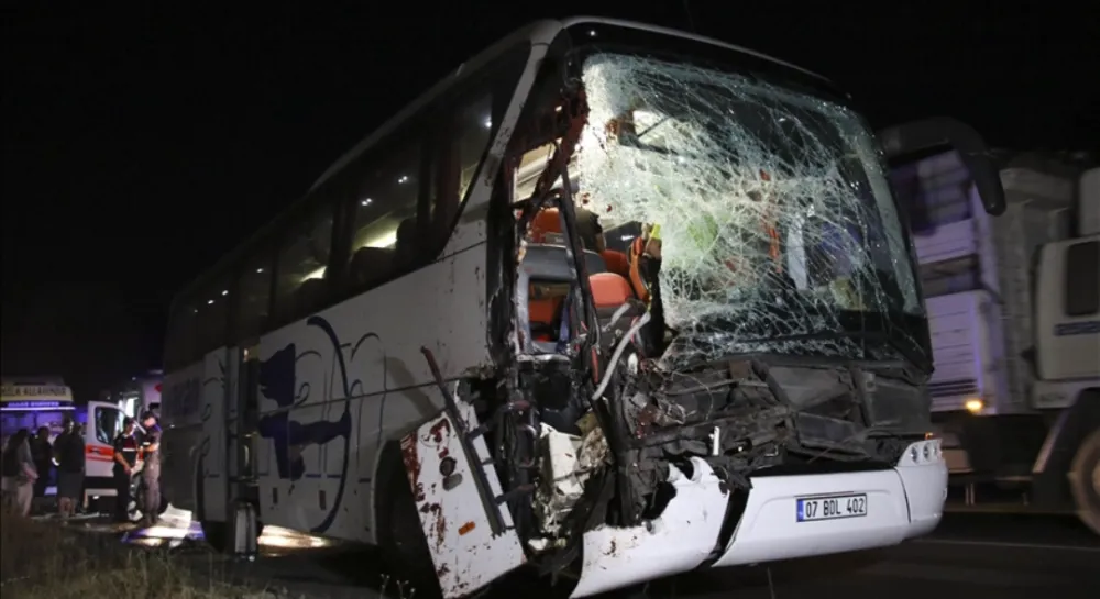 Yolcu otobüsünün tıra arkadan çarpması sonucu 15 kişi  yaralandı