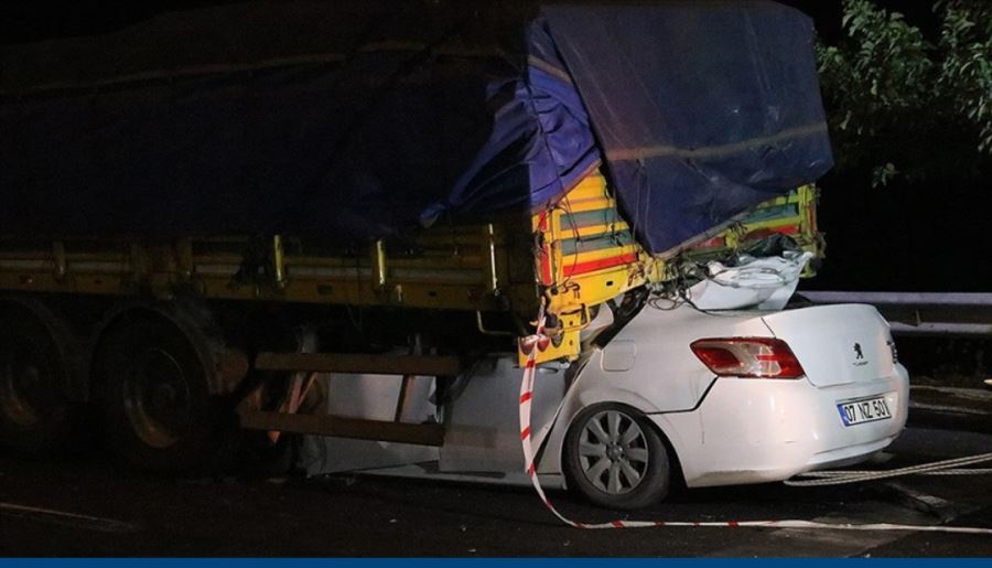 Tıra çarpan  otomobildeki 2 kişi hayatını  kaybetti