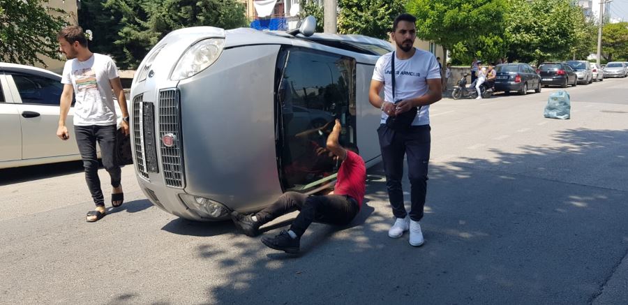 Park halindeki araca çarptı yan yattı