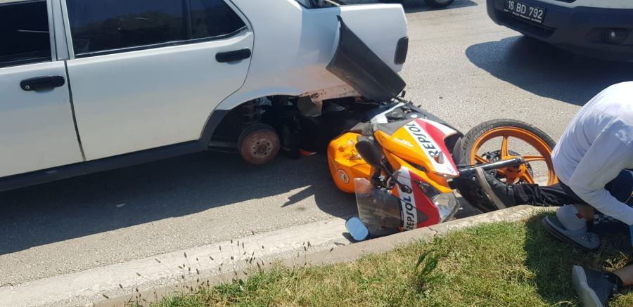 Otomobilin tekeri koptu motosiklet sürücüsü yaralandı 