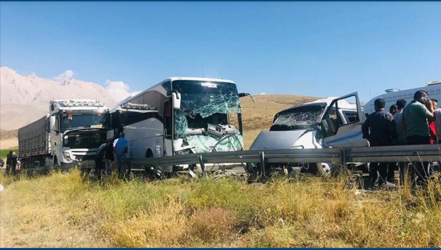 Yolcu otobüsüyle  hafif ticari araç çarpıştı, 1  kişi hayatını kaybetti, 7 kişi  yaralandı