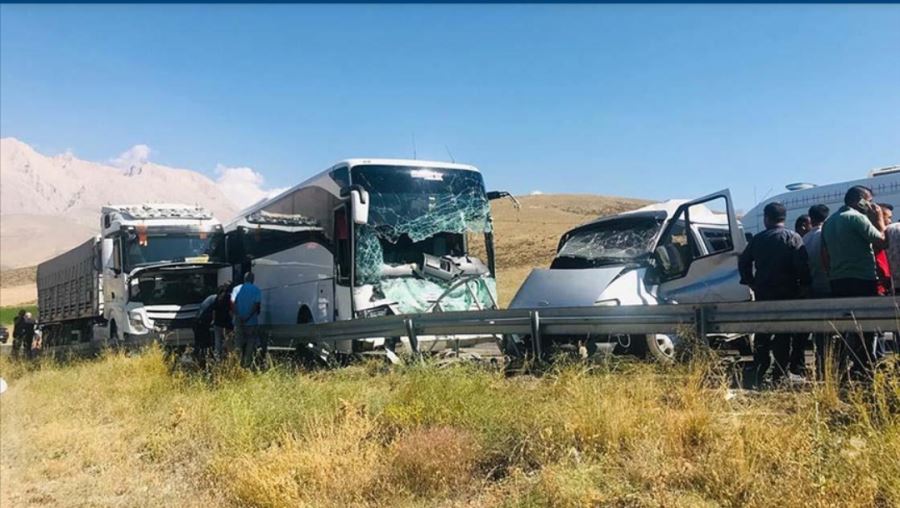 Yolcu otobüsüyle  hafif ticari araç çarpıştı, 1  kişi hayatını kaybetti, 7 kişi  yaralandı