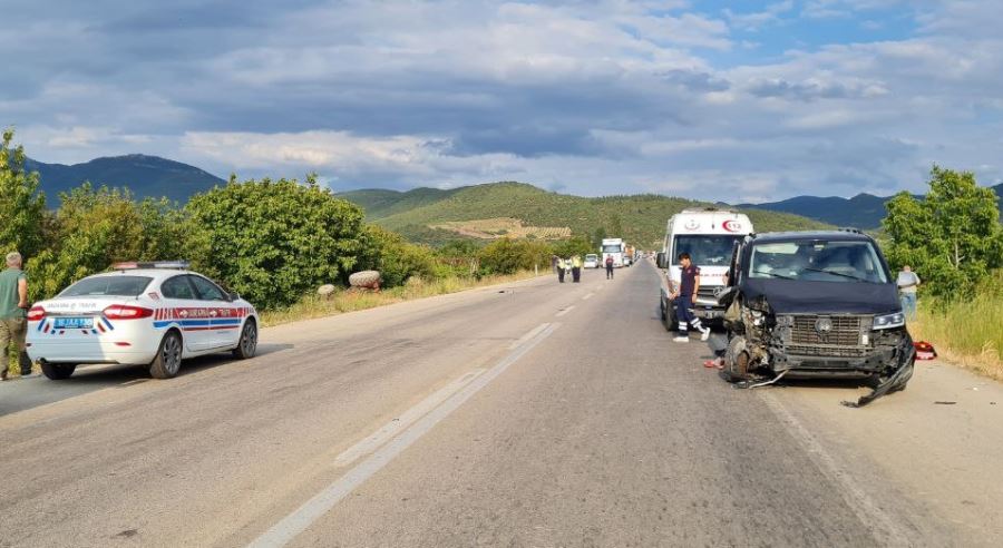 Minibüsle traktörün çarpışması sonucu 5 kişi yaralandı