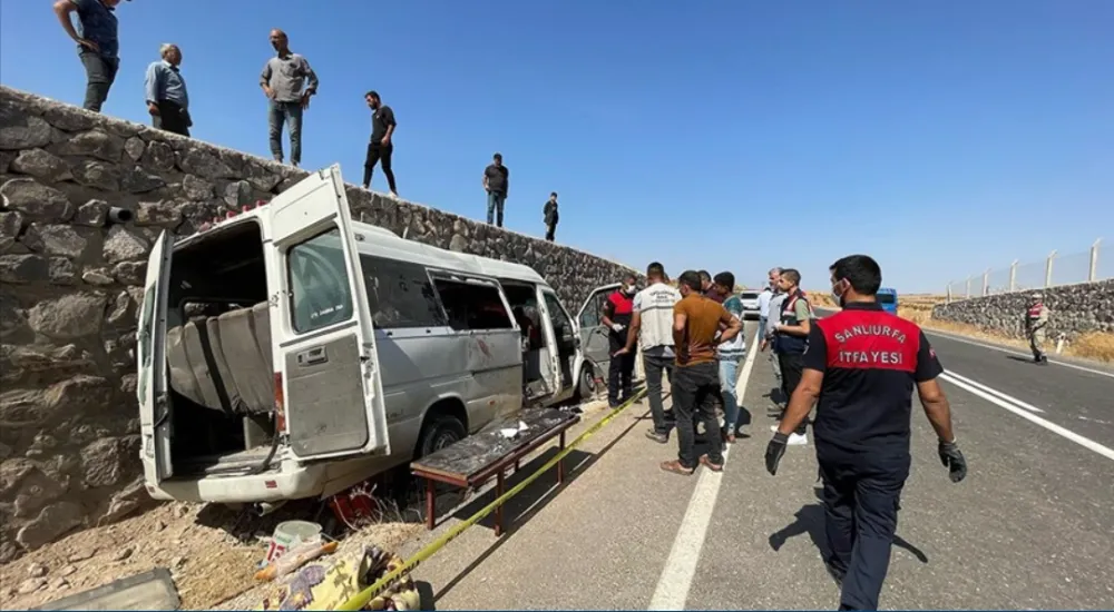 Tarım işçilerini  taşıyan minibüs istinat duvarına  çarptı, 3 kişi öldü, 17 kişi  yaralandı