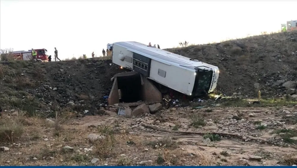 Yolcu otobüsü  Şarampole devrildi, 3 kişi  hayatını kaybetti, 22 kişi  yaralandı