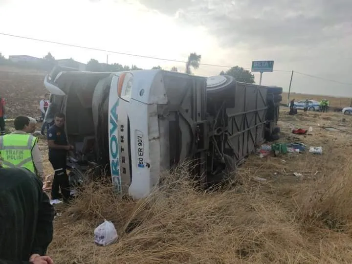 Devrilen yolcu  otobüsündeki 6 kişi öldü, 35 kişi  yaralandı