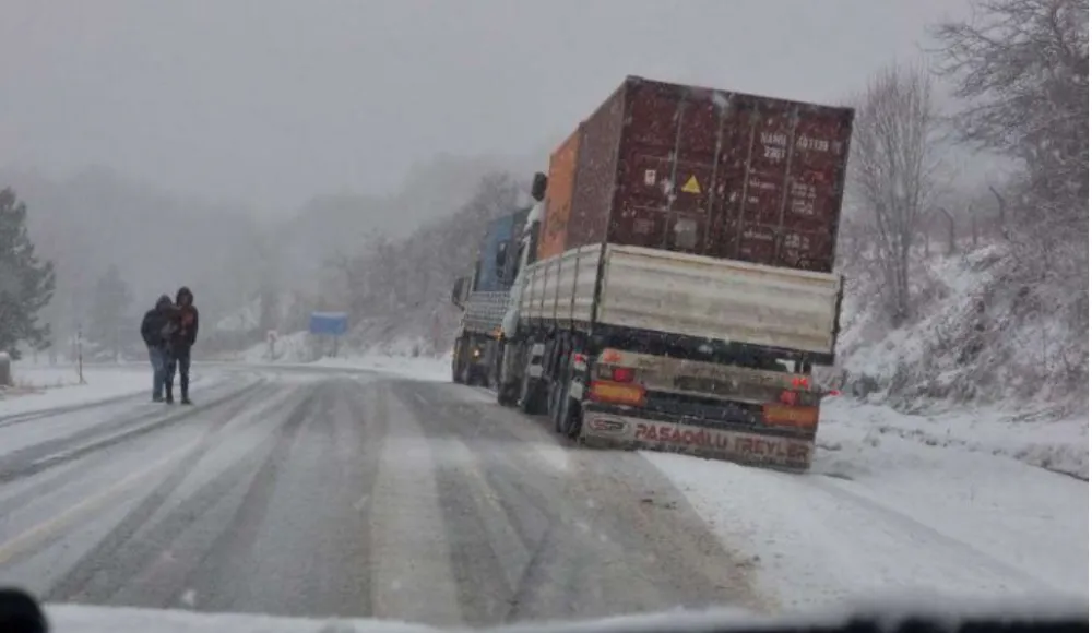 Kar kalınlığı 30 cm oldu! Ağır tonajlı araçlara geçit verilmiyor